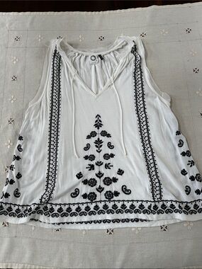 Anthropologie Akemi&Kin White w/ Black embroidery tank top Sz M